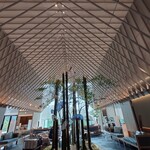 SORANO HOTEL - “テント”をモチーフに美しいルーバーが組まれた、開放的なロビー
