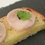 シェ・モンピエール - ソーセージの様な料理バロティーヌ。熱々のブリオッシュと共に。