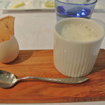 シェ・モンピエール - （左）フォアグラのプリンは、甘塩っぱく不思議な味（右）ずわい蟹のナージュは蟹の身とエキスたっぷりの洋風茶碗蒸し