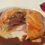 シェ・モンピエール - ウズラのパイ包みは、ナイフを入れた瞬間、お肉の芳香が…凄い！贅沢な品。