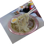 野菜のスープと親鶏からとったスープを合わせて作ったオリジナル塩ラーメン（500円）