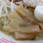 讃岐うどん みさと - 野菜のスープと親鶏からとったスープを合わせて作ったオリジナル塩ラーメン（500円）のメンマ