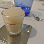シェ・モンピエール - デザートの前のミニデザートは、チコリの根の珈琲風ババロア。