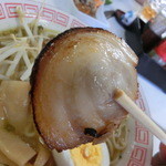 讃岐うどん みさと - 野菜のスープと親鶏からとったスープを合わせて作ったオリジナル塩ラーメン（500円）のチャーシュー