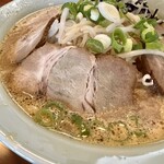 若水飯店 - 白濁したスープがマイルドで美味しい。