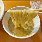 Sagamihara 欅 - 煮干しの旨味と鶏白湯スープのコクと旨味が合わさって、厚みの有る旨味のスープ