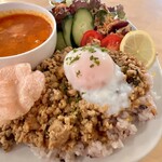 ル スーリール - Ａコース：ランチプレート(\1,450) ガパオライス