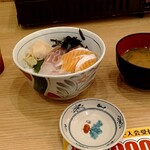 Hamayaki Hokkaidou Uoman - 海鮮三種丼