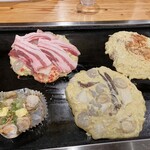 満月のお好み焼き - 左から、（鉄板焼き）海鮮バター、黒豚ミックス、シーフード、豚キムチ
