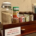 小嶋屋総本店 - テーブルの調味料