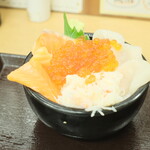 海鮮処 魚屋の台所 - 2.「サーモン・ホタテ・イクラ・カニ丼」