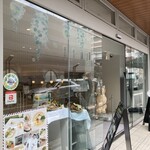 リベルテ・パティスリー・ブーランジェリー - お店の外観。明るくおしゃれ