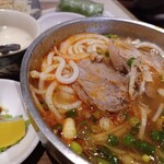 バインセオ サイゴン - ピリ辛牛スープ麺ブンボーフエ
