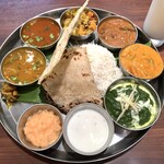 Andhra Kitchen - 0時の方向から時計回りに、ポリヤル、野菜カレー3種、ライタ、スイーツ、レモンピクルス(少量)、サンバル、ラッサム。中央は、バスマティライス、チャパティ、パパド。