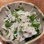 蕎麦と天ぷら やまうち - しらすと香味野菜の和え物