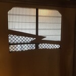 三宜楼茶寮 KAITO - 雨、雷、畑を模した建具