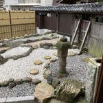 三宜楼茶寮 KAITO - 個室から縁側を通して見えるお庭