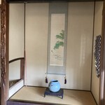 三宜楼茶寮 KAITO - 食事をした個室の床間。掛け軸にも壺にもアユが。