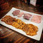 Yakiniku Horumon Araiya - ◾️ホルモン10種盛り ¥2.300［by pop_o］