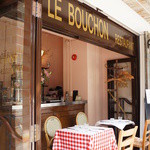 Le Bouchon - テラスに二人掛けが３テーブルあります､今日はこの後､全て満席でした