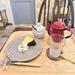 Cafe クマとサーモンと - バスク風チーズケーキ（ハーフ）とチャイ