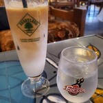 マールカフェ - 最初は手前のソファー席でした