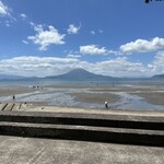 らーめん 天天有 - 小浜海水浴場からは、桜島が綺麗に見えました。
