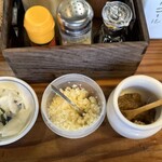 らーめん 天天有 - 卓上の大根と大葉の浅漬け　刻みにんにく　肉味噌