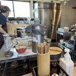 らーめん 天天有 - カウンターからは、天天有さんの厨房が見渡せます。