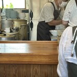 らーめん 天天有 - 店主さんの素早いラーメンさばき。