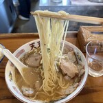 Ramen Tenten Yuu - 麺は自家製麺の中太麺　喉越しもよく麺にしっかり絡んでくれます。