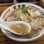 らーめん 天天有 - とろみのある豚骨スープからは、魚介系の旨みが味わえます。スープが旨過ぎる。肉味噌を混ぜて頂くと、クオリティーの高い味噌らーめんに変化！