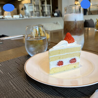 オールデイダイニングオーキッド - ショートケーキ７９０円、アイスカフェラテ１６００円。スポンジは手ごたえあるのに溶けてしまう不思議な食感！　生クリームもしつこくなく、とーっても美味しくいただきました（╹◡╹）（╹◡╹）
