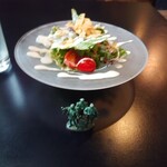 Dining Kitchen Life - ベーコンと枝豆、空心菜のペペロンチーノ_990円（サラダ・パン付）　初期配備のサラダ