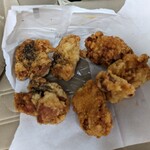 からあげコッコ家 - 胡椒が掛かってるのが、塩飴麹00g(税込270円)…　　右半分がにんにく唐揚げ100g(270円)