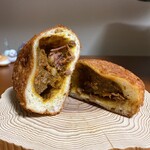 BAKERY PICASSO - 牛肉ゴロゴロカレーパン