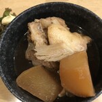 Hisago Zushi - あら煮。この日は鮭、ハマチだったかな。目の周りのゼラチンは取り合いになります。大根も味がしゅんでておいしいかったー。