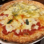 Italian Kitchen VANSAN - マルゲリータとクアトロフォルマッジのハーフ&ハーフ