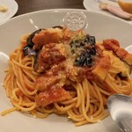 PIZZA SALVATORE CUOMO - ナスとベーコンのトマトソーススパはチーズがたっぷり振りかけられトマトソースも旨味濃厚＋チーズでまろやかでウマ〜