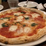 PIZZA SALVATORE CUOMO - マルゲリータ　見るからに美味しい鉄板のメニュー！（石窯で焼いてますけどw）