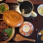 炭焼うな富士 - 
      【ひつまぶし】
      ❀〖肝入り上ひつまぶし〗【限定】(6600えん)×2
      (わたし)✿お出汁お代わり可
      
      焼き目がついた
      大きめの肝は
      ぷりぷり♬
      ほろ苦で悶絶♬"