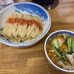きくや - 和牛ホルモンのピリ辛つけ麺〜卵黄飯割付〜
