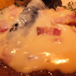 ブルックスカレー食堂 - 長沼ベーコン　揚げナスのチーズカレー　８５０円　チーズのアップ　【　２０１３年９月　】