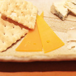 マガーリ - チーズ盛り合わせ　(950円)のミモレット '13 9月中旬