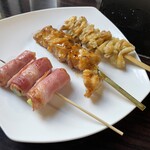 サライ - アスパラベーコン・鶏もも串・鶏皮串