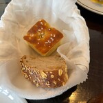 THE CITY BAKERY NEW YORK GRILL - パンお代わり自由。　１つ食べちゃってました。ふわふわでもっちりしてて美味しいです。オリーブオイルに付けて食べます。