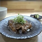 Warai No Ebisu - ◆牛香味煮・・下に玉葱が敷かれ、上には割り下風にお味付けした大きめスライスの牛肉が3枚。