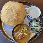 印度料理 BHINDI - マトンカレーとバトゥラ