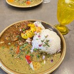 Curry&Spice HANAKO - グリーンチキンカレー＋根菜とエビのビンダルーカレー(半熟卵トッピング) & 自家製レモネード