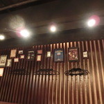 池袋ワイン倶楽部 - 店内は感じのいい木目調。清潔感があります